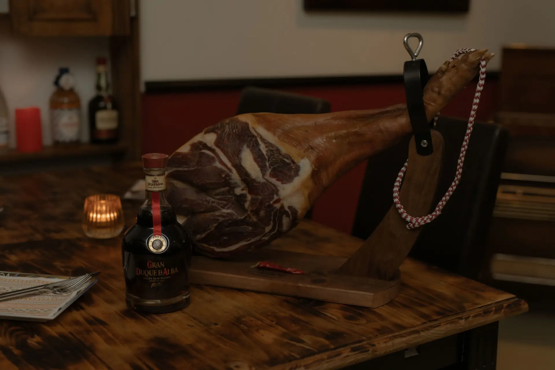 Serrano_Schinken_mit_Halterung