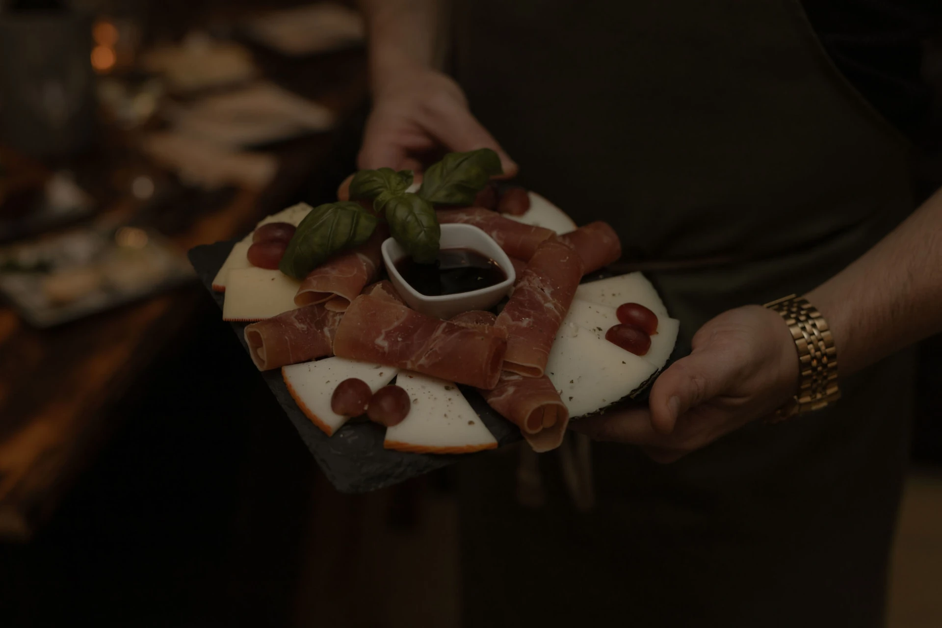 Servieren_von_Schinken_und_Käse