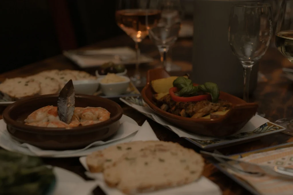 Auf dem Tisch steht eine Auswahl an Tapas und frisches, selbstgebackenes Brot